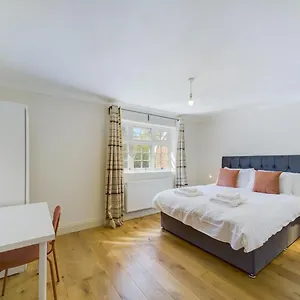 Duplex Redhill Town Centre By Livingo Redhill (Surrey)